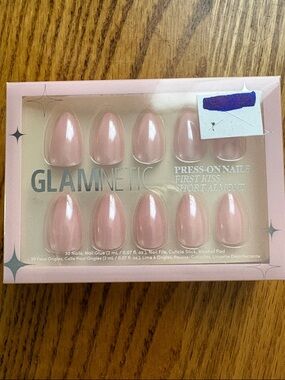 Glamnetic Press-On Nails - First Kiss Short Almond in Soft Pink